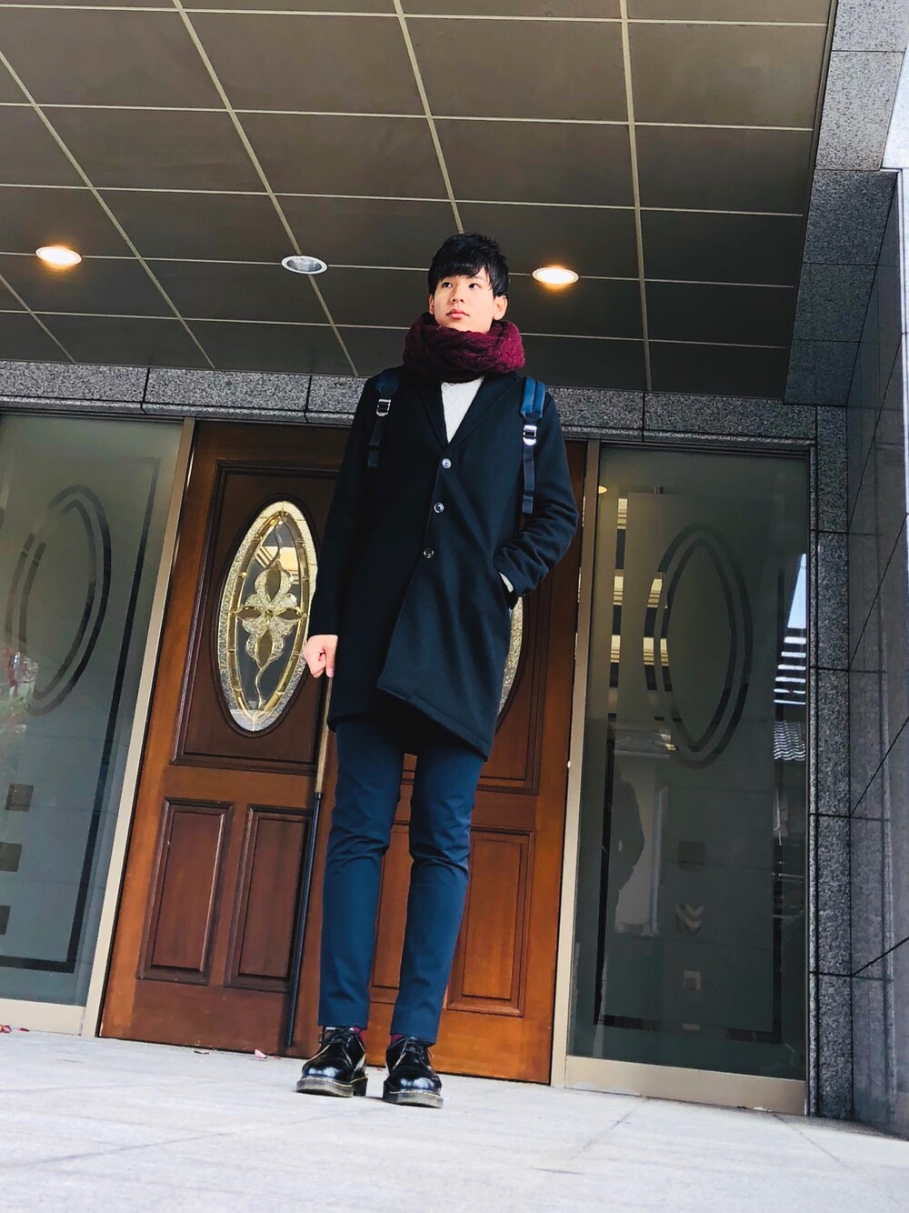 「冬コーデ、革靴、チェスターコート、Dr.Martens」｜「HIBECKのアイテム（チェスターコート、ブラック系）」を使った、Rさん（メンズ・179cm）の秋コーディネートの1枚目の写真