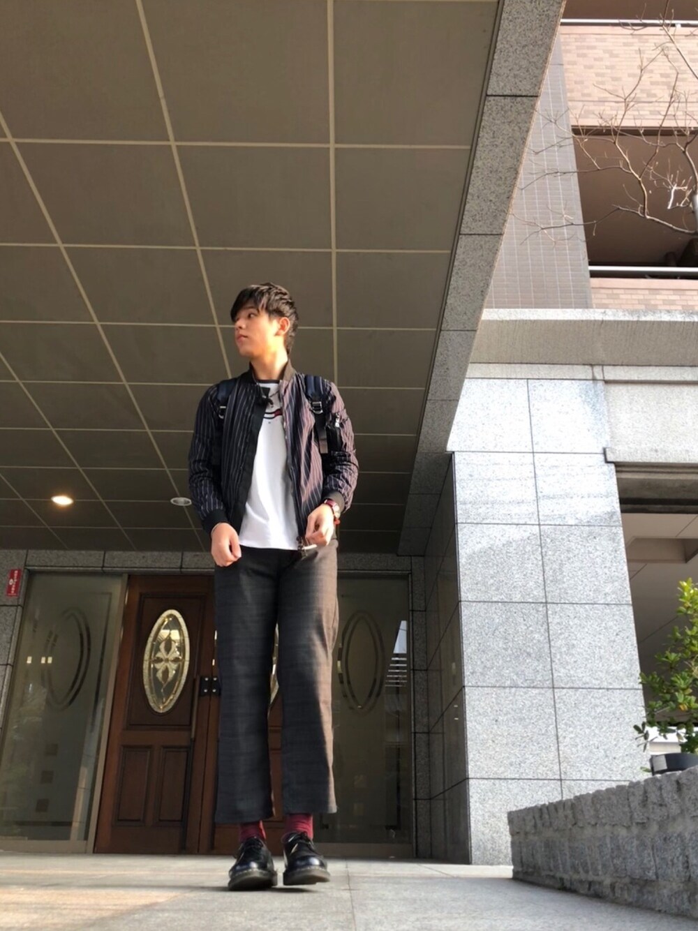 「シンプルコーデ」｜「TOMMY HILFIGERのアイテム（ブルゾン、ブラック系）」を使った、Rさん（メンズ・179cm）の春コーディネートの1枚目の写真