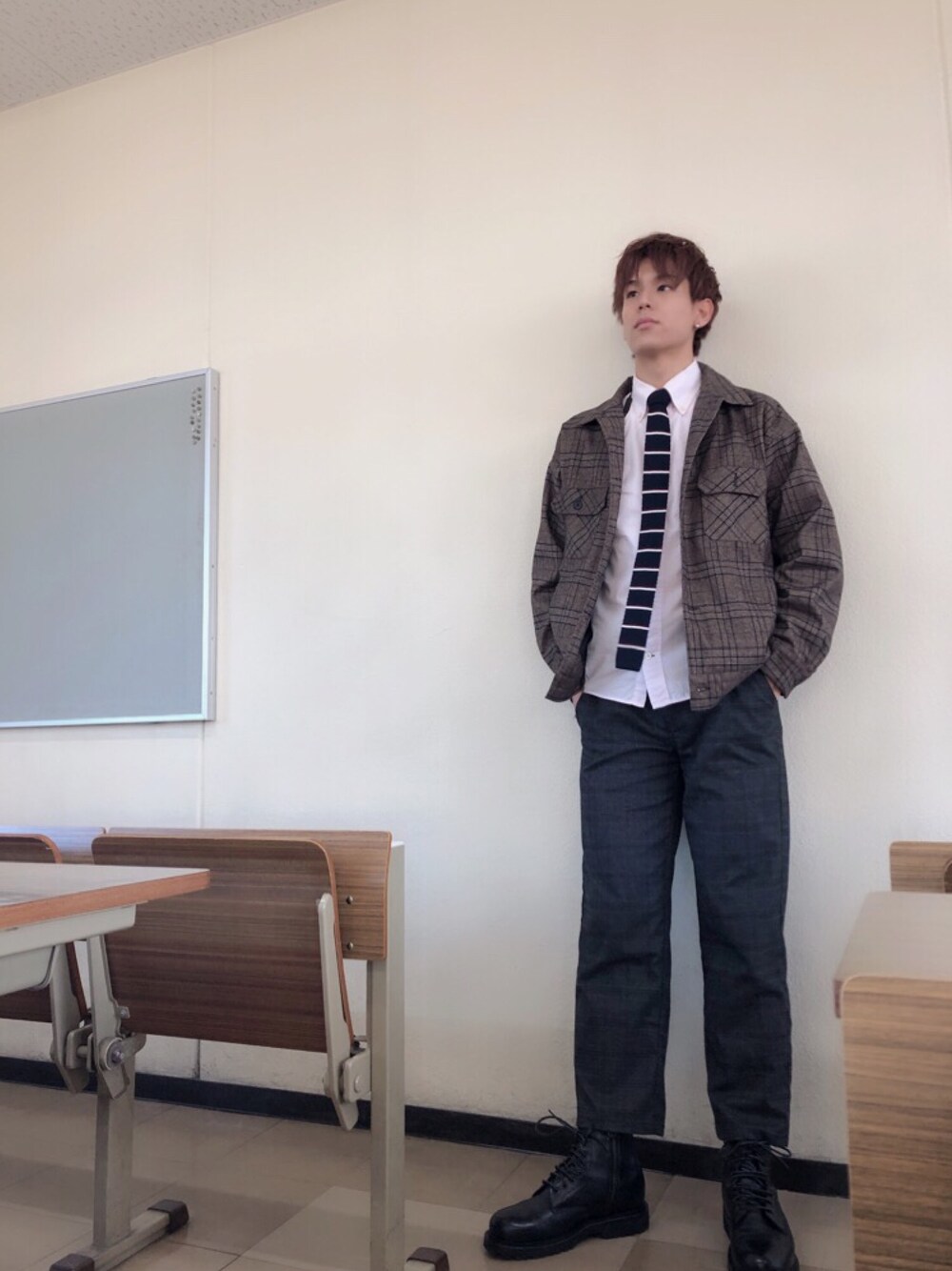 「冬コーデ、カジュアルコーデ、ネクタイ、ネクタイコーデ、ブーツ、韓国ファッション、ラフ、大学生」｜「BUTTEROのBUTTERO(ブッテロ) B6790 サイドジップワークブーツ（ブーツ、ブラック系）」を使った、Rさん（メンズ・180cm）の冬コーディネートの1枚目の写真