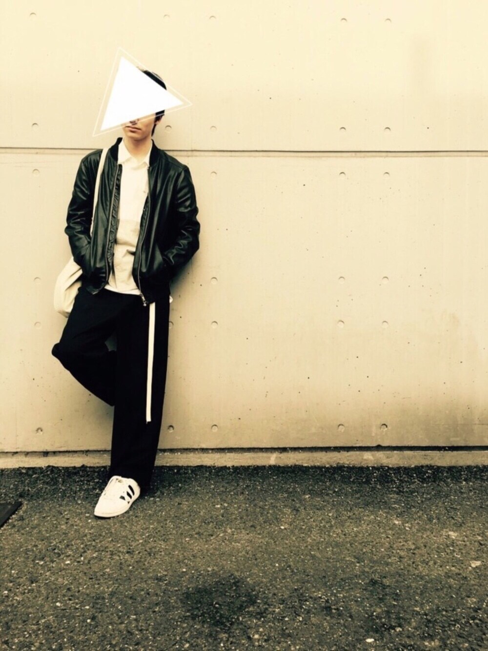 ホワイト系のスニーカー、ブラック系のその他パンツ、ブラック系のライダースジャケットを着用したメンズの春コーディネートの1枚目の写真