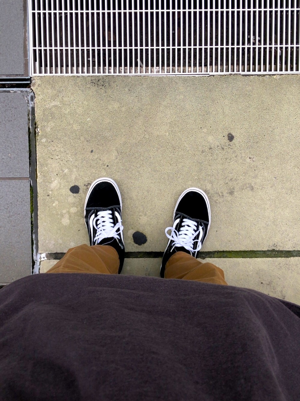 グレー系のTシャツ/カットソー、ブラウン系のその他パンツ、ブラック系のその他シューズを着用したメンズの夏コーディネートの1枚目の写真