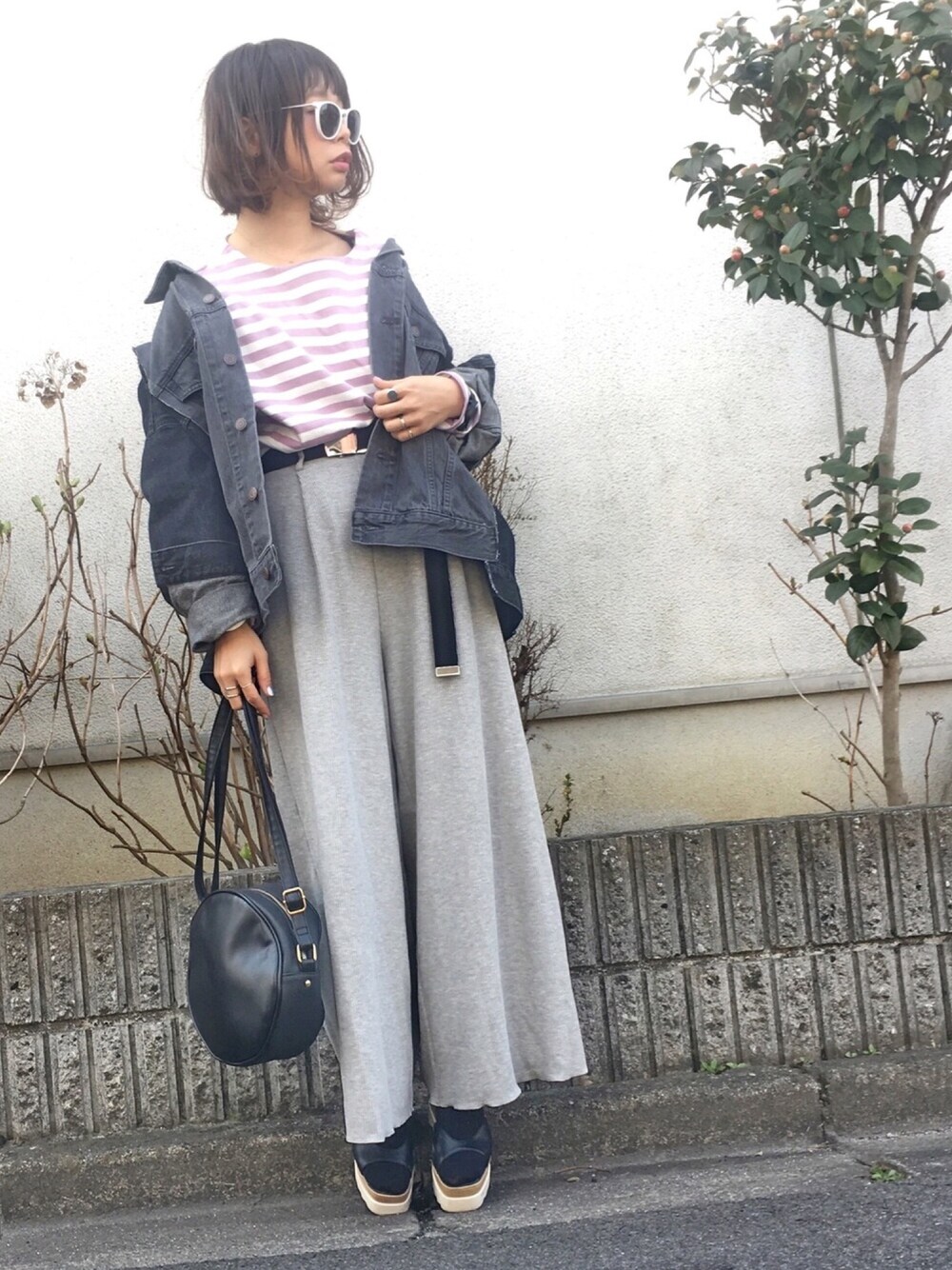 ピンク系のTシャツ/カットソー、グレー系のその他パンツ、ブラック系のショルダーバッグを着用したレディースの春コーディネートの1枚目の写真