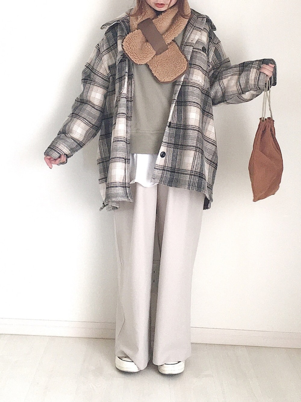「H&M、CPOジャケット、reca、くすみグリーン、ゆるコーデ、ボア、カジュアル、低身長コーデ、プチプラコーデ」｜「recaのタックワイドパンツ（その他パンツ、ベージュ系）」を使った、masa-miさん（レディース・153cm）の冬コーディネートの1枚目の写真