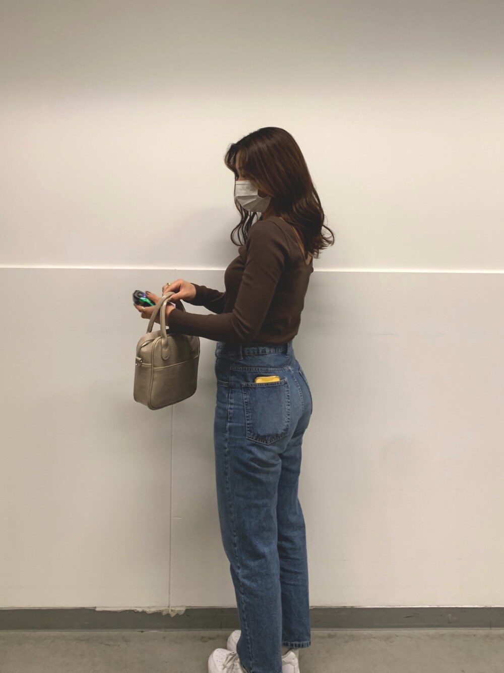 「バックオープン、春、大人コーデ、大学生コーデ、プチプラコーデ、デニムパンツ、茶色」｜「moment+のバックオープンリブプルオーバー（Tシャツ/カットソー、ブラウン系）」を使った、momoさん（レディース・163cm）の春コーディネートの1枚目の写真