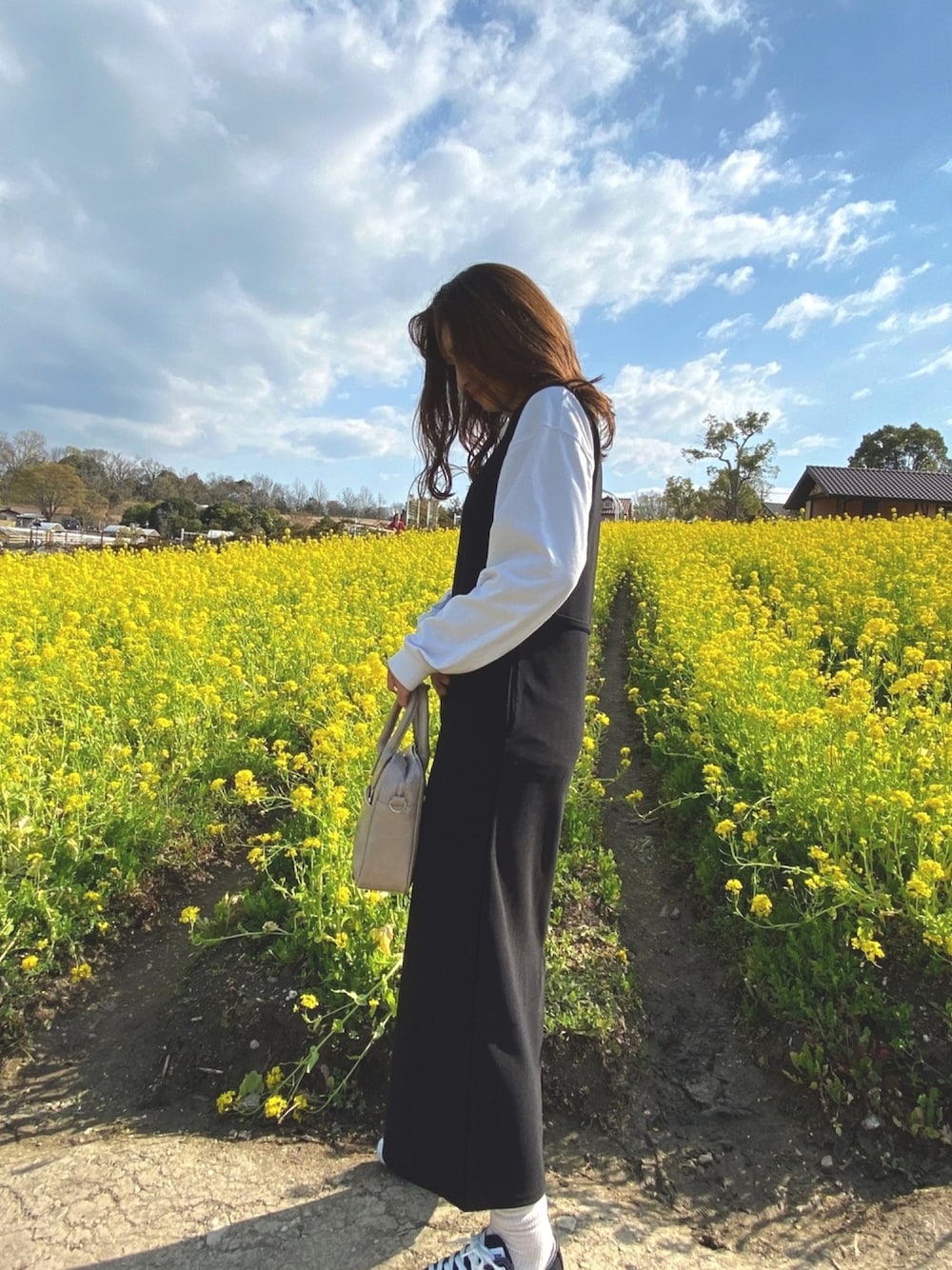 「大学生コーデ、プチプラコーデ、ジャンスカ、白黒コーデ、コンバース」｜「Bonjour Saganの【2021 S/S 新作】Vネックロングジャンスカ/ポケット付き（ジャンパースカート、ブラック系）」を使った、momoさん（レディース・163cm）の春コーディネートの1枚目の写真