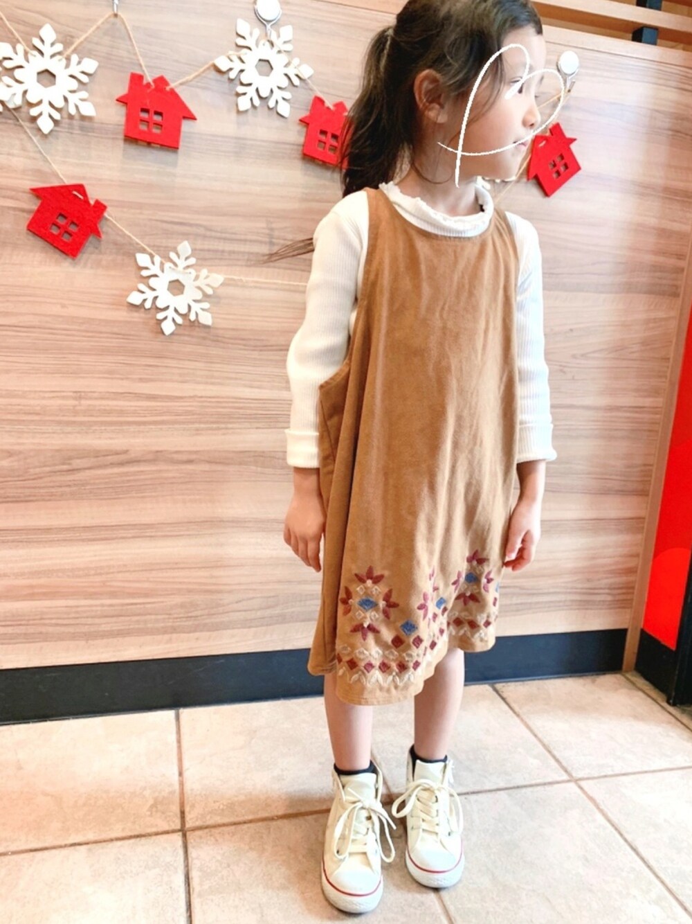 「年末WEAR感謝祭、キッズコーデ、ワンピース、カジュアルコーデ、converse、ユニクロ、女の子コーデ、おしゃれさんと繋がりたい、秋冬コーデ、休日スタイル」｜「UNIQLOのアイテム（Tシャツ/カットソー、ホワイト系）」を使った、na-*さん（キッズ・110cm）の冬コーディネートの1枚目の写真