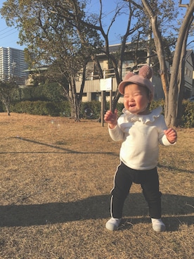 「petit main（プティマイン）の【BABY】ダブルぽんぽんキャップ（キャップ、ピンク系）」を使った、hioriさん（キッズ）の冬コーディネート