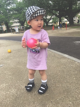 「UNIQLO（ユニクロ）のGIRLS ディズニー・ストーリーズ UT（グラフィックTシャツ・半袖）（Tシャツ/カットソー、パープル系）」を使った、hioriさん（キッズ）の春コーディネート