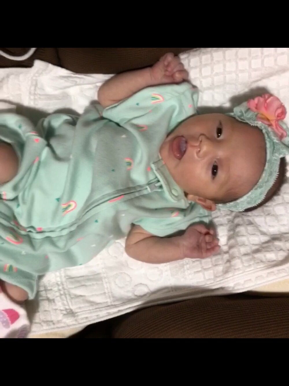 グリーン系のロンパースを着用したキッズの秋コーディネートの1枚目の写真