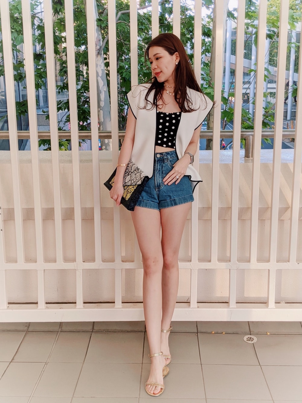 「summer、PolkaDot、shortpants、shorts、Cartier、Factorie、TOPSHOP、DKNY、white、vest」｜「Factorieのアイテム（デニムパンツ、ブルー系）」を使った、yolevrinさん（レディース・157cm）の冬コーディネートの1枚目の写真