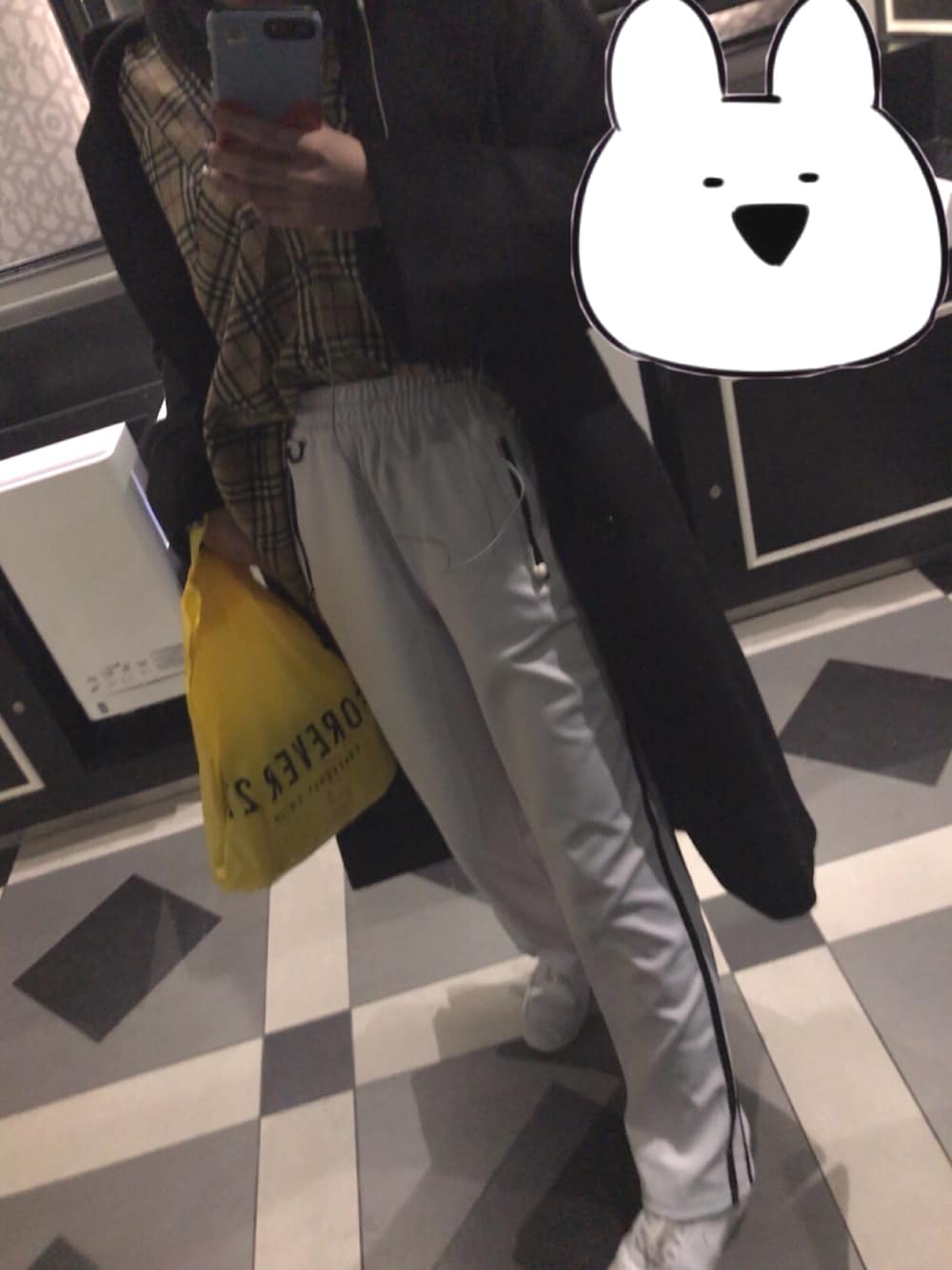「raucohouse、ラインパンツ、チェックシャツ、WEGO、ロングコート」｜「raucohouseのアイテム（パンツ、ホワイト系）」を使った、ㅁㅅㅌ さん（レディース・170cm）の冬コーディネートの1枚目の写真