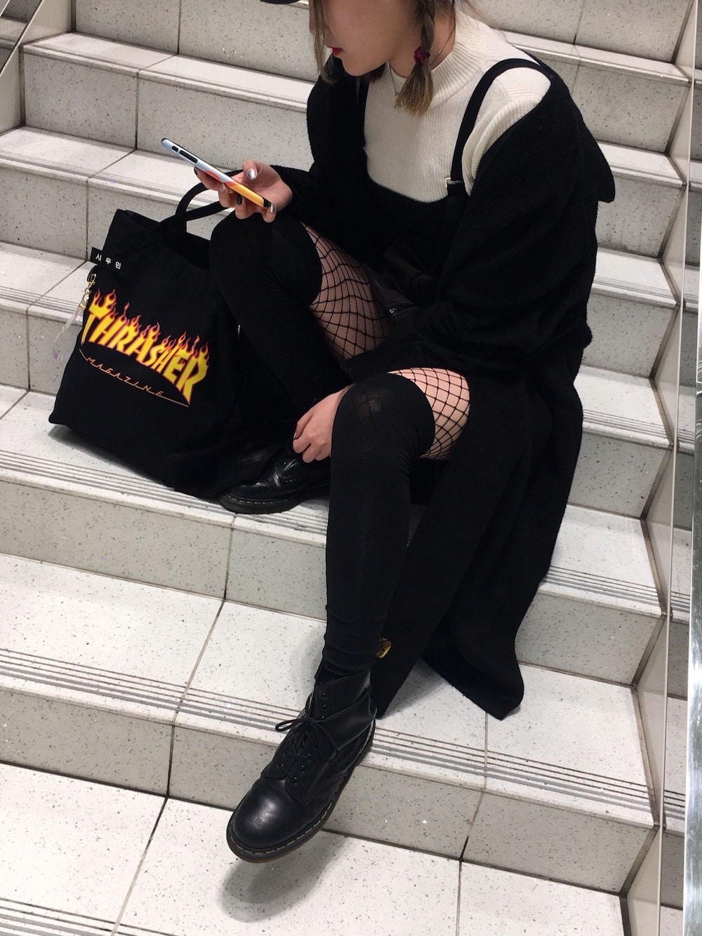 「THRASHER、Dr.Martens、網タイツ、ニーハイソックス」｜「Dr. MartensのDr.Martens （ドクターマーチン） / 8ホールブーツ 1460 8EYE 10072004（ブーツ、ブラック系）」を使った、ㅁㅅㅌ さん（レディース・170cm）の春コーディネートの1枚目の写真