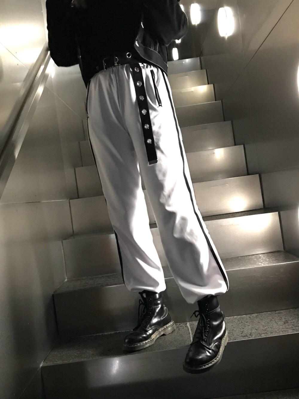 「韓国ファッション、koreanstyle、raucohouse、ラインパンツ、モノクロ」｜「Dr. MartensのDr.Martens （ドクターマーチン） / 8ホールブーツ 1460 8EYE 10072004（ブーツ、ブラック系）」を使った、ㅁㅅㅌ さん（レディース・170cm）の春コーディネートの1枚目の写真