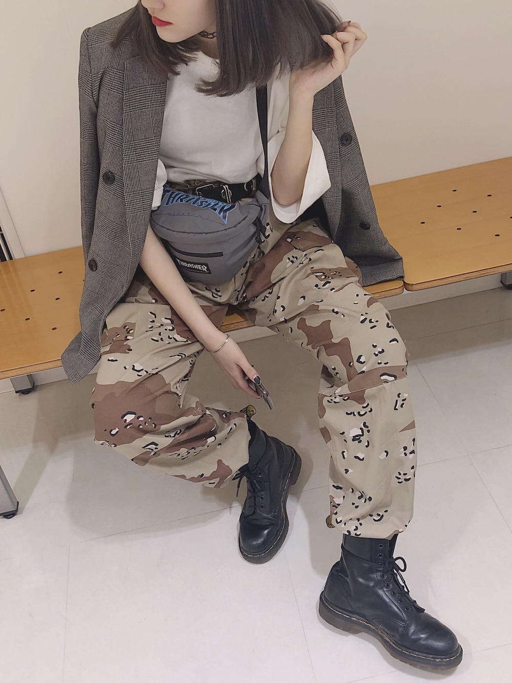 「カモ柄、ストリート、THRASHER、Dr.Martens」｜「Dr. MartensのDr.Martens （ドクターマーチン） / 8ホールブーツ 1460 8EYE 10072004（ブーツ、ブラック系）」を使った、ㅁㅅㅌ さん（レディース・170cm）の春コーディネートの1枚目の写真