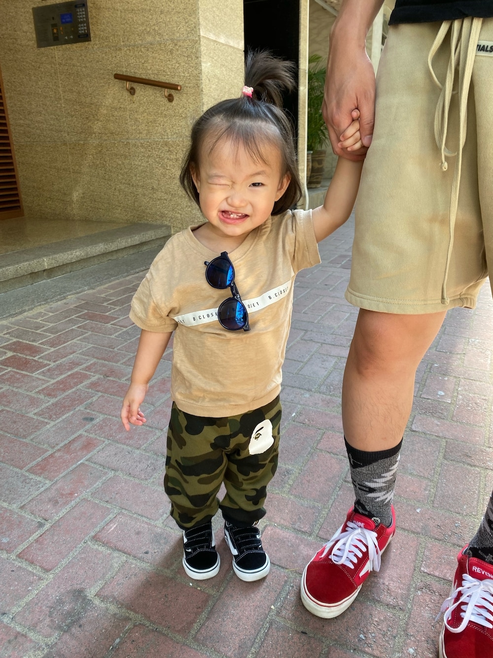 「ootd、夏、街頭穿搭、休閒、bapekids、hongkong、hongkonger、hkkidsfashion、hkkids、daddysgirl」｜「futafutaのアイテム（シャツ/ブラウス、ベージュ系）」を使った、leannebabychuさん（キッズ・90cm）の秋コーディネートの1枚目の写真