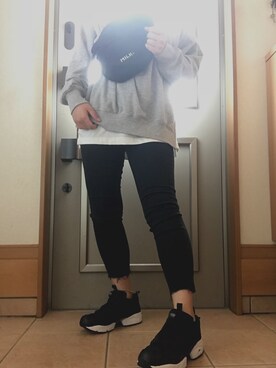 「MILKFED.（ミルクフェド）のMINI FANNYPACK BAR（ボディバッグ/ウエストポーチ、ブラック系）」を使った、ビョンさん（レディース・156cm）の秋コーディネート
