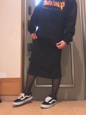 「THRASHER（スラッシャー）のアイテム（スウェット、ブラック系）」を使った、ビョンさん（レディース・156cm）の冬コーディネート