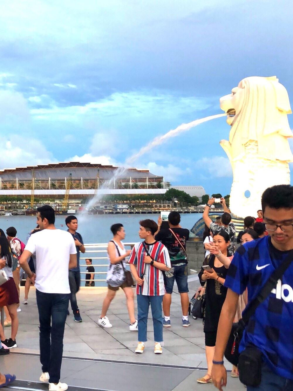 「summer、Singapore、ootd、travel」｜「Guessのアイテム（Tシャツ/カットソー、その他）」を使った、Loic_Hsieh_TWさん（メンズ・172cm）の夏コーディネートの1枚目の写真