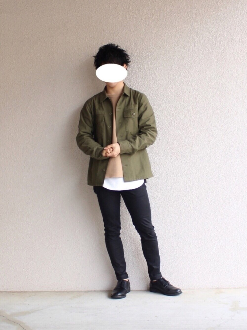 グリーン系のシャツ/ブラウス、ベージュ系のニット/セーター、ホワイト系のタンクトップを着用したメンズの春コーディネートの1枚目の写真