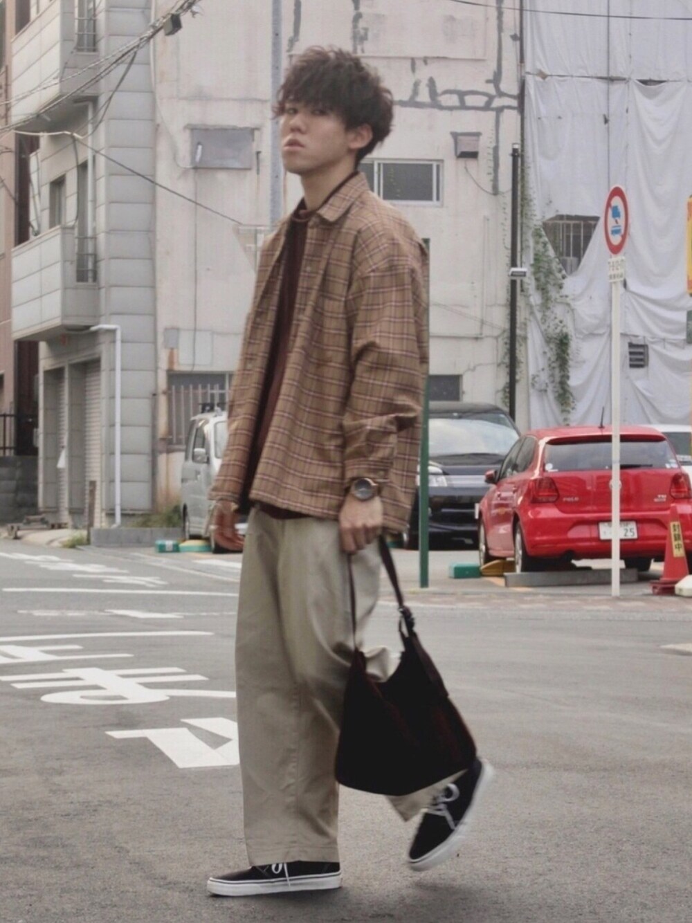 ブラウン系のTシャツ/カットソー、ベージュ系のチノパンツ、ブラウン系のショルダーバッグを着用したメンズの秋コーディネートの1枚目の写真