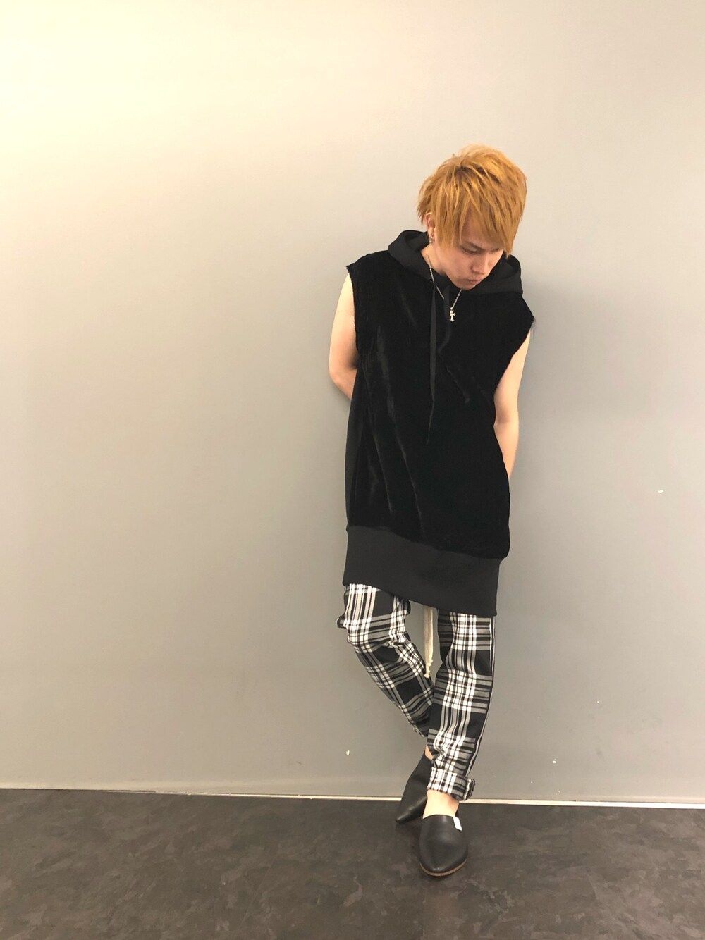 「Ann Demeulemeester、REPRESENT、yoshio kubo、ROYAL FLASH、パーカー、ノースリーブ、ノースリーブパーカー、チェックパンツ、オーバーサイズ、ビックシルエット」｜「Ann DEMEULEMEESTERのアイテム（パーカー、ブラック系）」を使った、Sさん（メンズ・160cm）の夏コーディネートの1枚目の写真