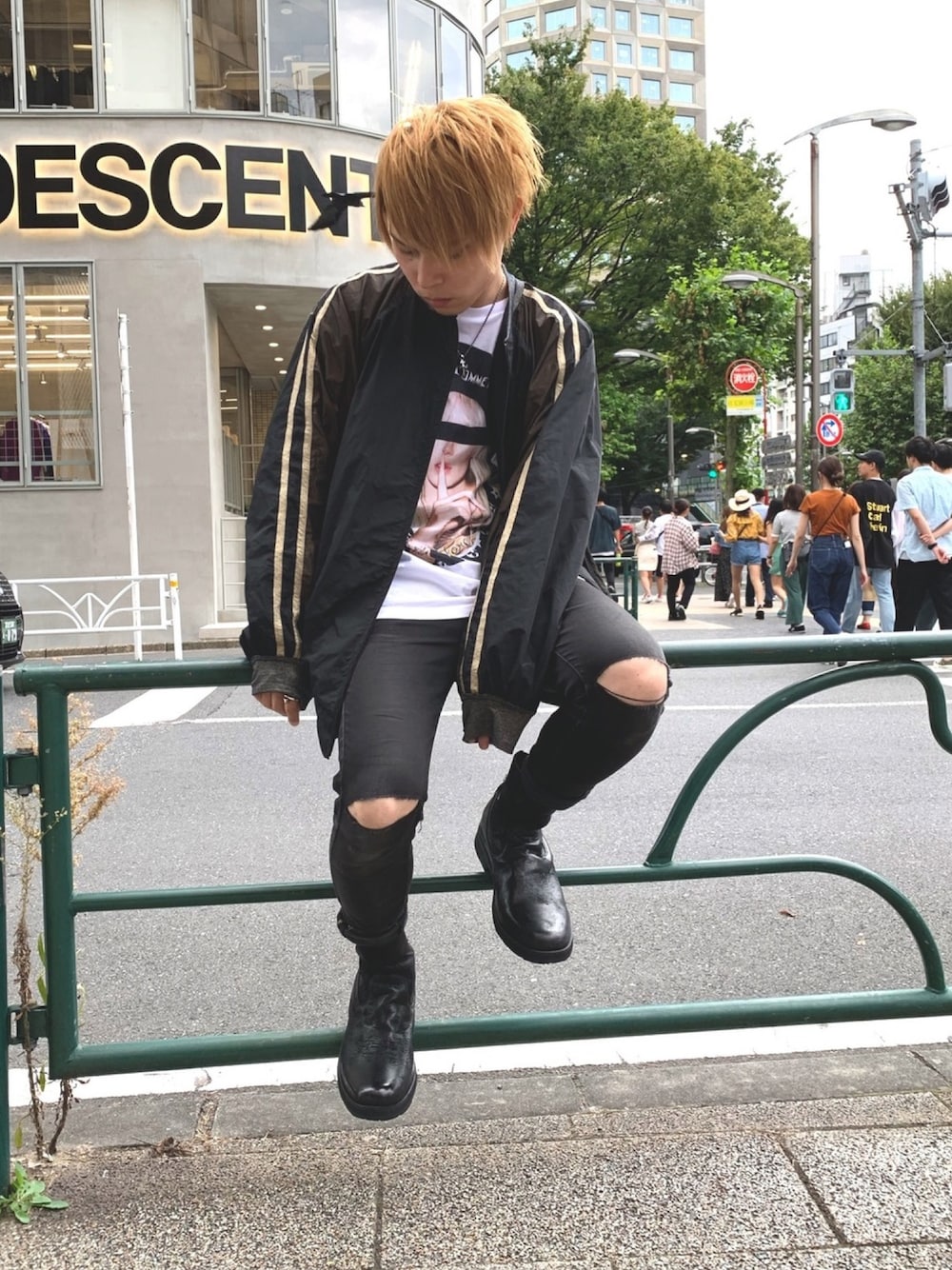「SHARE SPIRIT、NO COMMENT PARIS、14th Addiction、ROYAL FLASH、スカジャン、秋のコーデ、カジュアルコーデ、オーバーサイズ、ブーツ」｜「SHARE SPIRITのアイテム（スカジャン、ブラック系）」を使った、Sさん（メンズ・160cm）の秋コーディネートの1枚目の写真