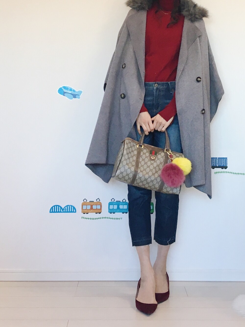 「冬コーデ、赤ニット、ポンチョコート、ファーコート、ヴィンテージ、オールドグッチ、ZARA、ザラジョ、SALEアイテム」｜「GUCCIのアイテム（ボストンバッグ、ベージュ系）」を使った、cocococco2525さん（レディース・174cm）の冬コーディネートの1枚目の写真