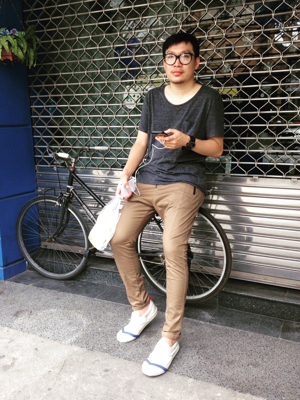 「Thailand、sneakerhead、kicks、wdywt、streetstyle」｜「H&Mのアイテム（Tシャツ/カットソー、グレー系）」を使った、sirsommomoさん（メンズ・178cm）の夏コーディネートの1枚目の写真