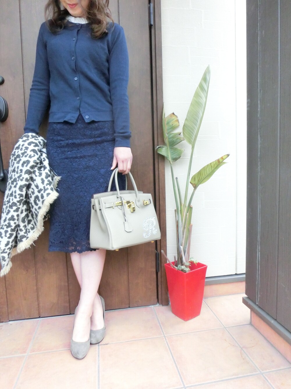 グレー系のトートバッグを着用したレディースの春コーディネートの1枚目の写真