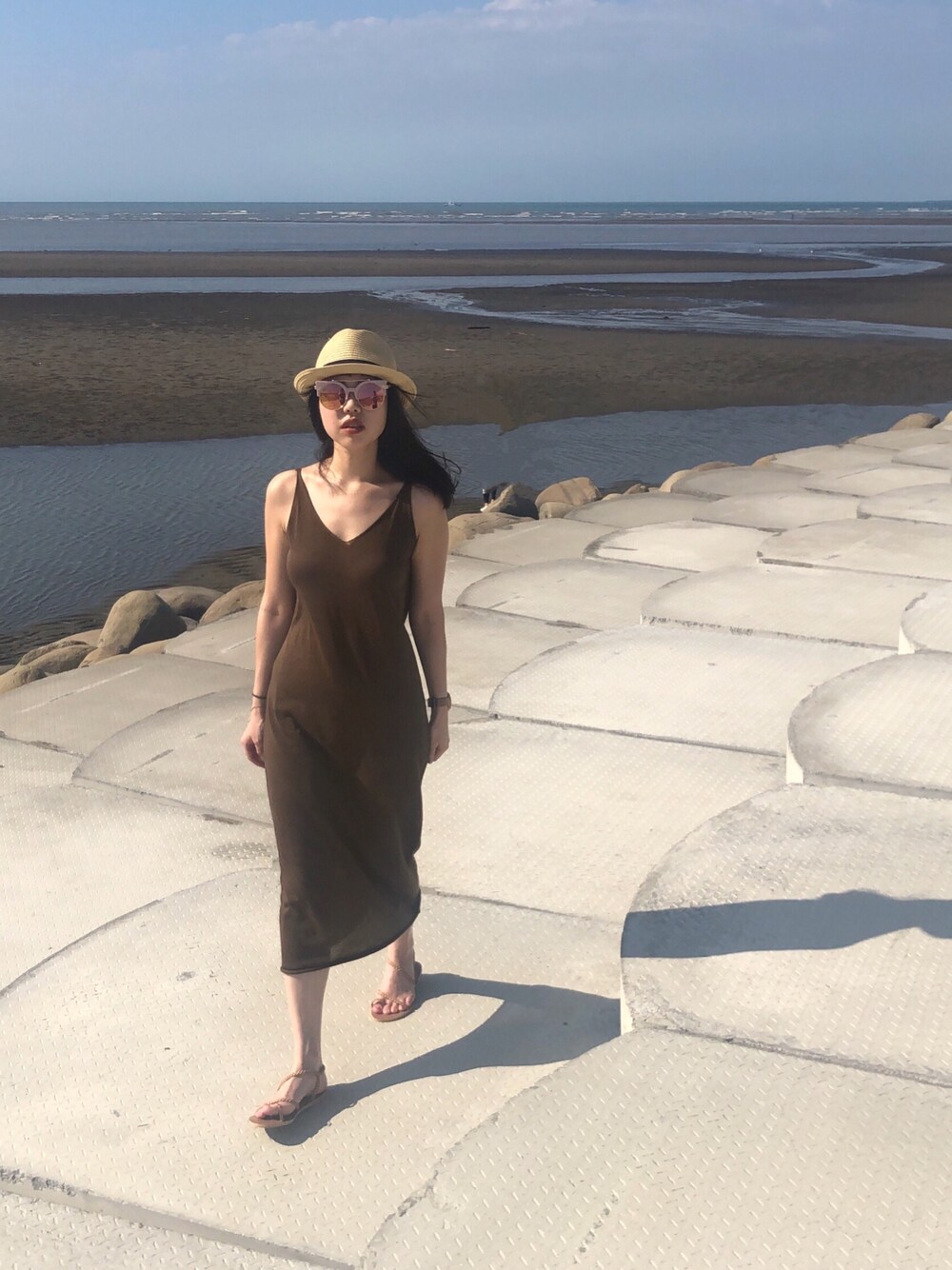 「beach、Sunnyday、魚鱗天梯、Sunglasses、hat」｜「mercci22のアイテム（ワンピース/ドレス、ブラウン系）」を使った、Paris 巴黎妞さん（レディース・166cm）の夏コーディネートの1枚目の写真