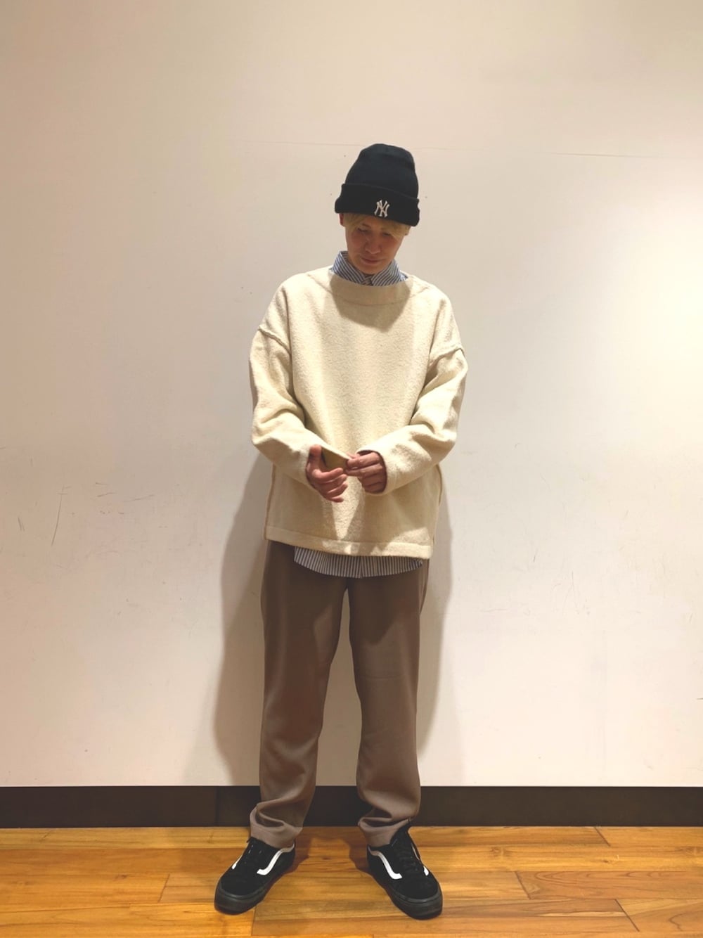 ホワイト系のニット/セーター、ブルー系のシャツ/ブラウス、ブラウン系のその他パンツを着用したメンズの冬コーディネートの1枚目の写真