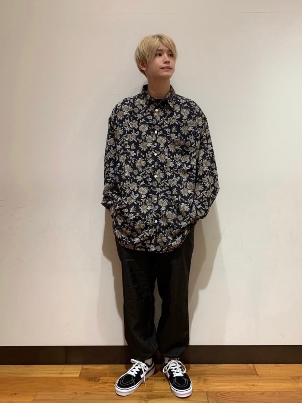 ブラック系のシャツ/ブラウス、ブラック系のその他パンツ、ブラック系のスニーカーを着用したメンズの冬コーディネートの1枚目の写真