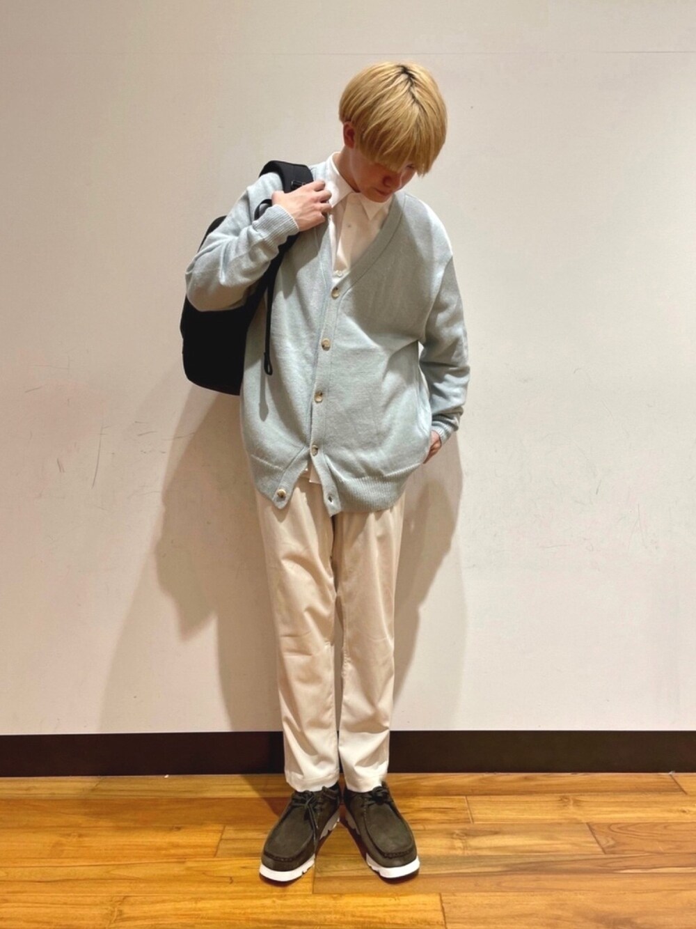 グリーン系のカーディガン/ボレロ、ホワイト系のシャツ/ブラウス、ホワイト系のその他パンツを着用したメンズの春コーディネートの1枚目の写真