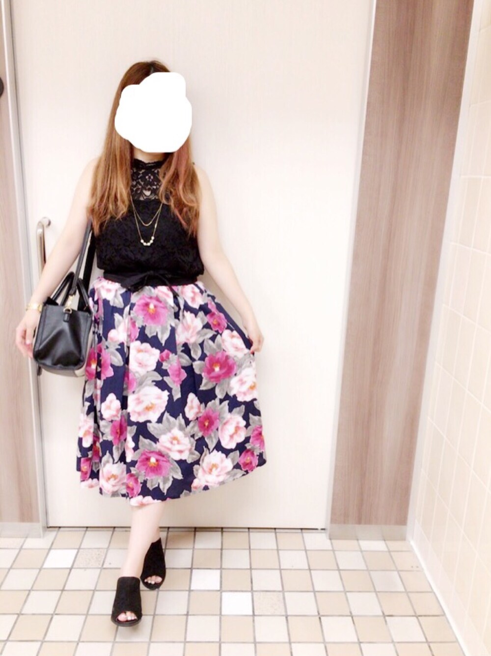 ブラック系のTシャツ/カットソー、その他のトートバッグ、ブラック系のサンダルを着用したレディースの夏コーディネートの1枚目の写真