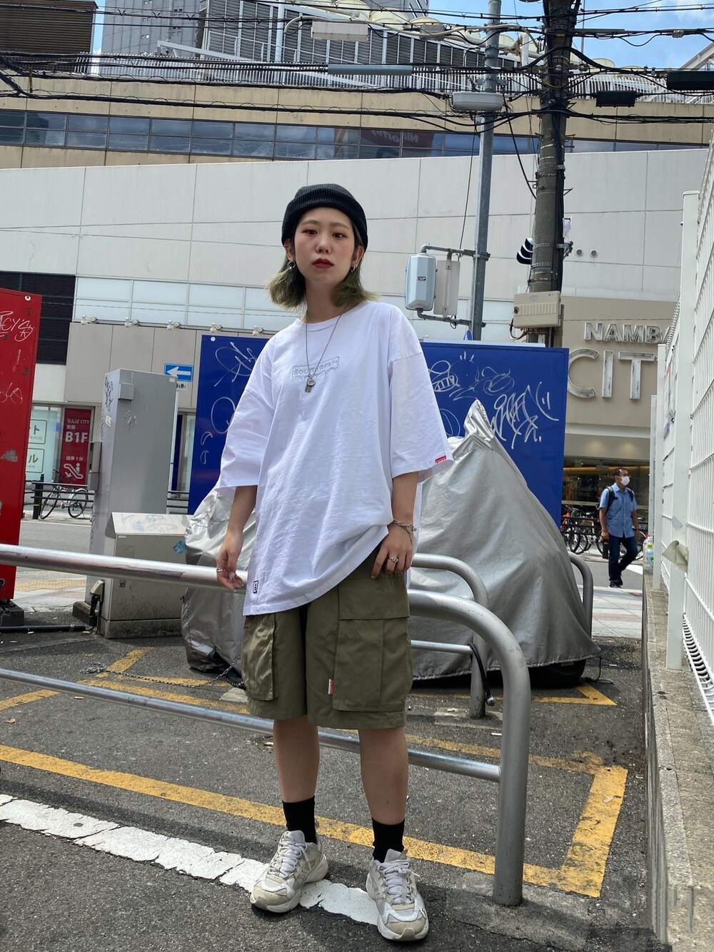「夏コーデ、メンズライク、ストリート、Tシャツ、ハーフパンツ、カーキパンツ、ロゴT」｜「Sourcreamの【Sourcream/サワークリーム】CROSSBONE / MIL SHORTS（カーゴパンツ、グリーン系）」を使った、wwgmikiさん（レディース・158cm）の夏コーディネートの1枚目の写真