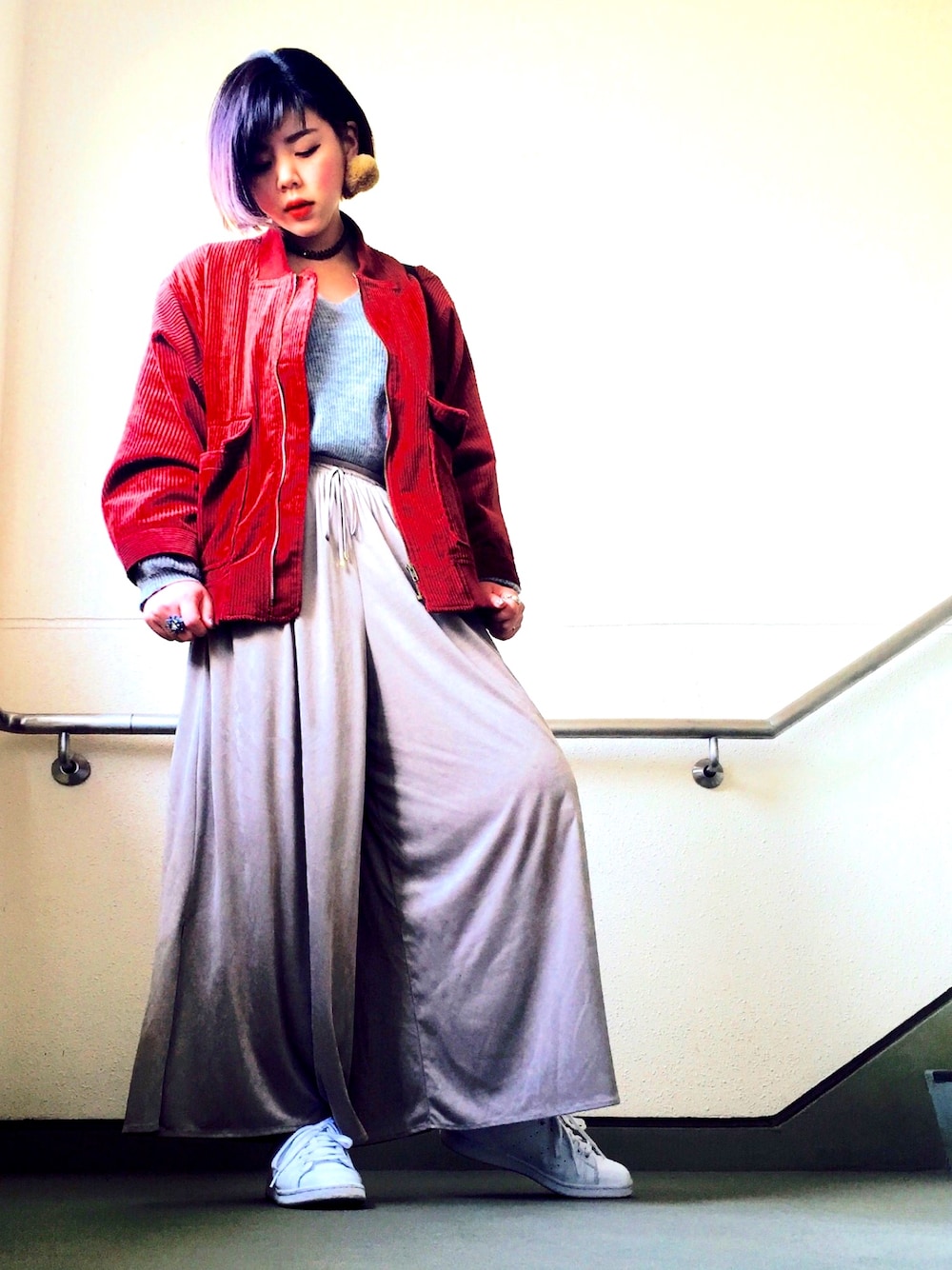 レッド系のブルゾン、グレー系のニット/セーター、ブラウン系のその他パンツを着用したレディースの冬コーディネートの1枚目の写真