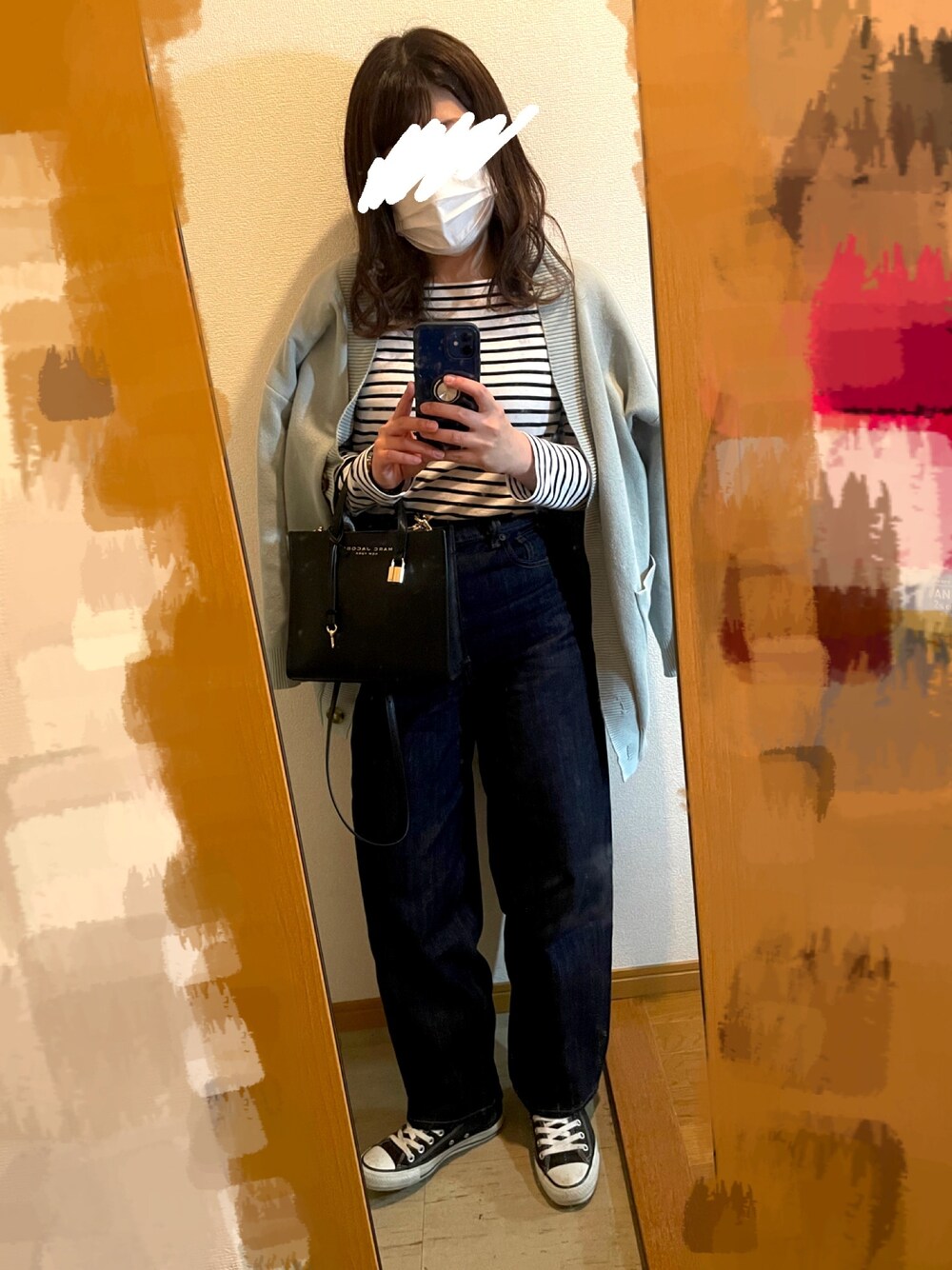 ホワイト系のTシャツ/カットソー、ブルー系のトップス、ブルー系のパンツを着用したレディースの春コーディネートの1枚目の写真