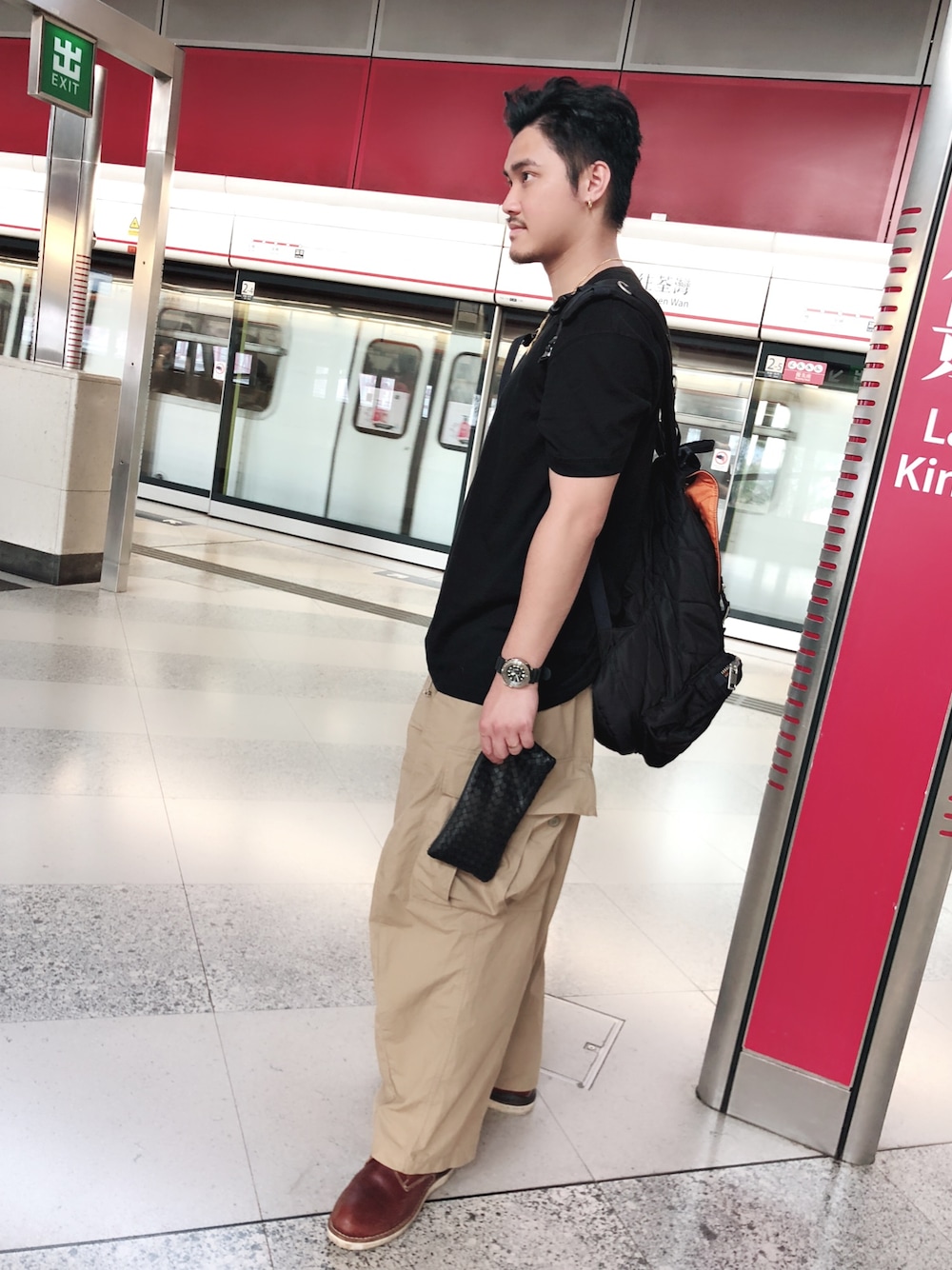 「BOTTEGA VENETAのアイテム（財布、ブラック系）」を使った、賴潤昌さん（メンズ・180cm）の秋コーディネートの1枚目の写真