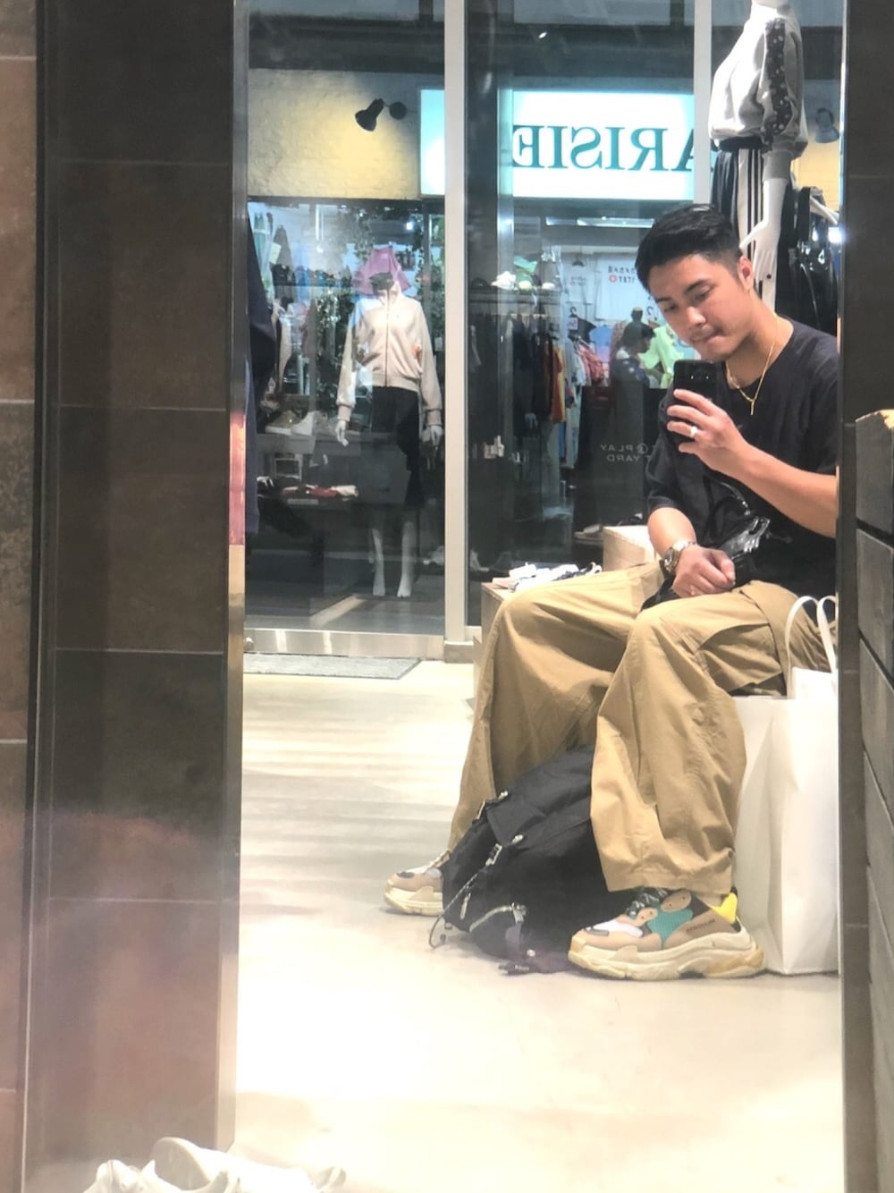 「BALENCIAGAのアイテム（スニーカー、その他）」を使った、賴潤昌さん（メンズ・180cm）の秋コーディネートの1枚目の写真