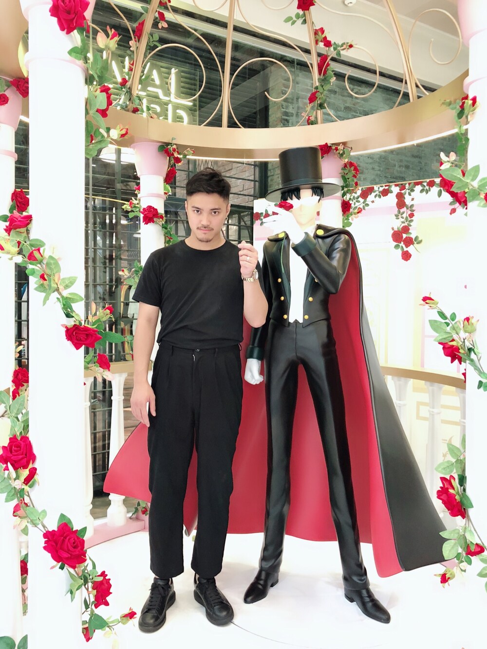 「Alexander McQueenのアイテム（スニーカー、ブラック系）」を使った、賴潤昌さん（メンズ・180cm）の秋コーディネートの1枚目の写真