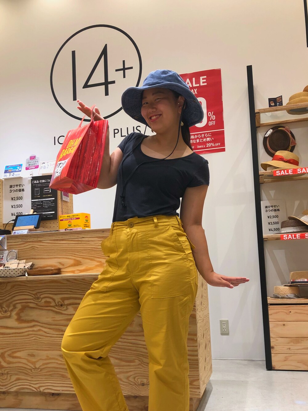 「サファリハット、14+、日よけ対策」｜「H&Mのアイテム（Tシャツ/カットソー、ブラック系）」を使った、14+ イオンモール座間店 スタッフさん（レディース・160cm）の夏コーディネートの1枚目の写真