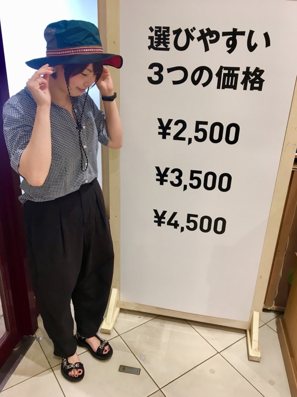 「14+、サファリハット、アドベンチャーハット、アウトドアスタイル、ゆるコーデ、休日スタイル、サンダル、ラフ、ブラック、赤」｜「14+のアイテム（ハット、ブラック系）」を使った、14+ イオンモール座間店 スタッフさん（レディース・164cm）の夏コーディネートの1枚目の写真