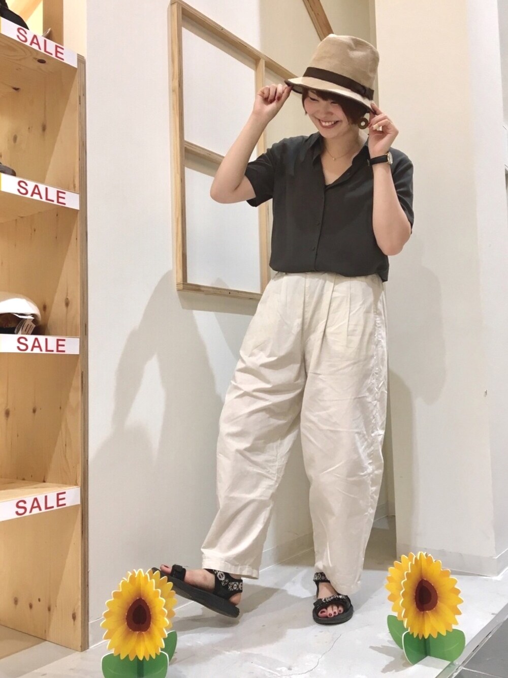「14+、帽子、スタッフコーデ、プチプラ、ユニクロ、シンプルコーデ、ゆるコーデ、ラクチンコーデ、休日スタイル、夏」｜「14+のアイテム（ハット、ベージュ系）」を使った、14+ イオンモール座間店 スタッフさん（レディース・164cm）の夏コーディネートの1枚目の写真