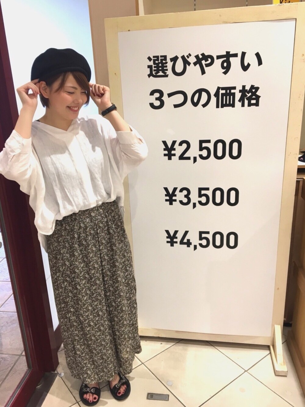 「シンプルコーデ、オトナカジュアル、夏、楽チンコーデ、summer、プチプラ、スポーツサンダル、ベレー帽、帽子、14+」｜「14+の春夏でも軽くて涼しい素材のサーモベレー帽/ロールアップデザイン（ハンチング/ベレー帽、ブラック系）」を使った、14+ イオンモール座間店 スタッフさん（レディース・164cm）の夏コーディネートの1枚目の写真