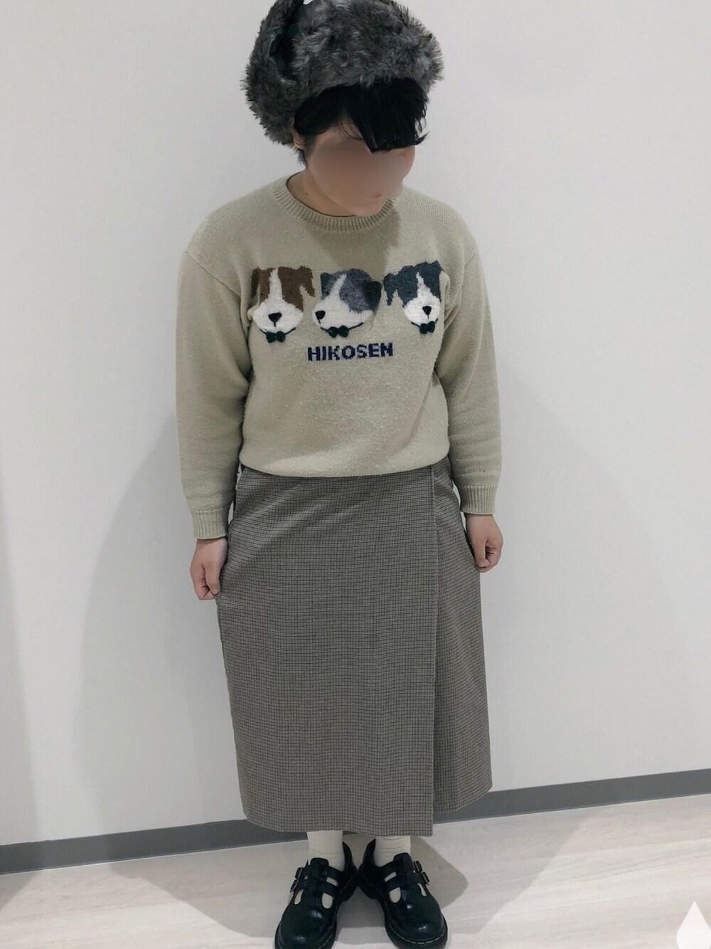 「古着、ベージュ、UNIQLO、秋のコーデ、ドクターマーチン、ぽっちゃりコーデ、お洒落さんとつながりたい、14+」｜「UNIQLOのチェックナロースカート（ハイウエスト・丈短め64～67cm）（スカート、ブラウン系）」を使った、14+ イオンモール座間店 スタッフさん（レディース・151cm）の秋コーディネートの1枚目の写真