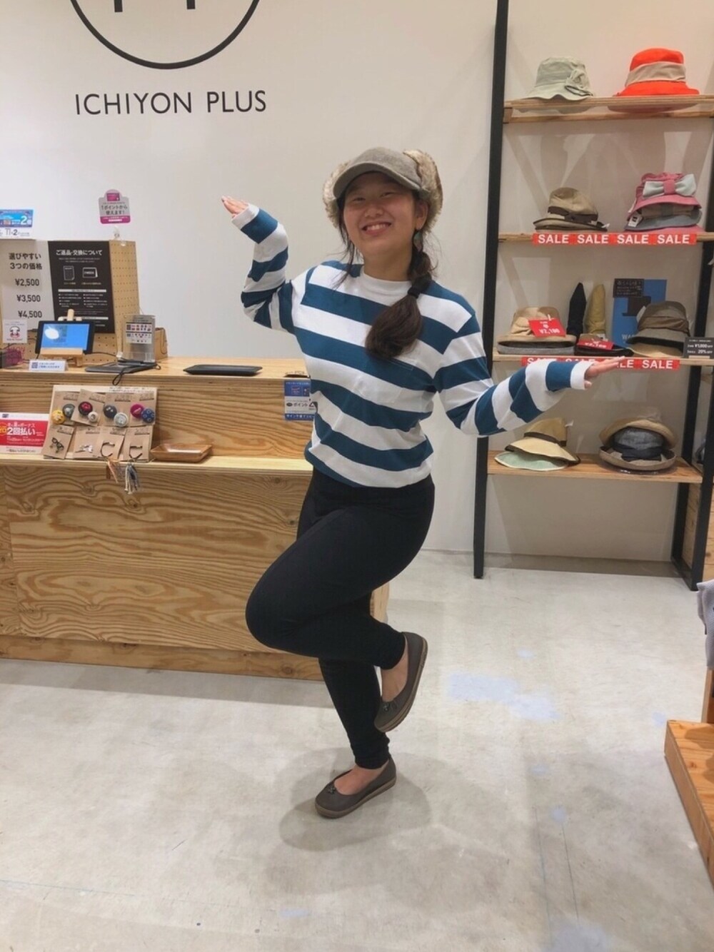 「秋のブラウンスタイル、秋コーデ、秋服、ゆるコーデ、ファーキャップ、ファー帽子、ファー小物、イチヨンプラス、14+、帽子」｜「coenのアイテム（Tシャツ/カットソー、グリーン系）」を使った、14+ イオンモール座間店 スタッフさん（レディース・160cm）の秋コーディネートの1枚目の写真