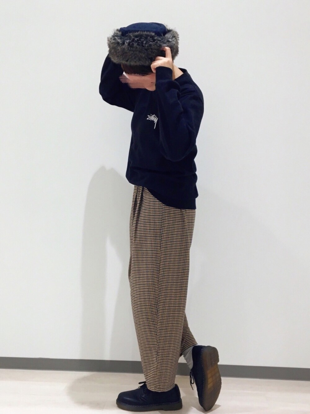 「シンプルコーデ、カジュアル、メンズライク、ストリート服が好き、black、冬コーデ、プチプラ、14+、帽子、ファー」｜「14+のフェルトファートーク帽 / hat（ハット、ブルー系）」を使った、14+ イオンモール座間店 スタッフさん（レディース・164cm）の秋コーディネートの1枚目の写真