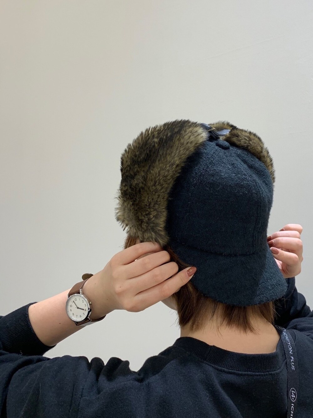 「14+、帽子、ファー、ファー小物、パイロットキャップ、カジュアルコーデ、プチプラ、シンプルコーデ、モノトーン、キャップ」｜「14+のフェイクファー耳付きCAP 14+オリジナル フライトキャップ（キャップ、ブラック系）」を使った、14+ イオンモール座間店 スタッフさん（レディース・163cm）の冬コーディネートの1枚目の写真