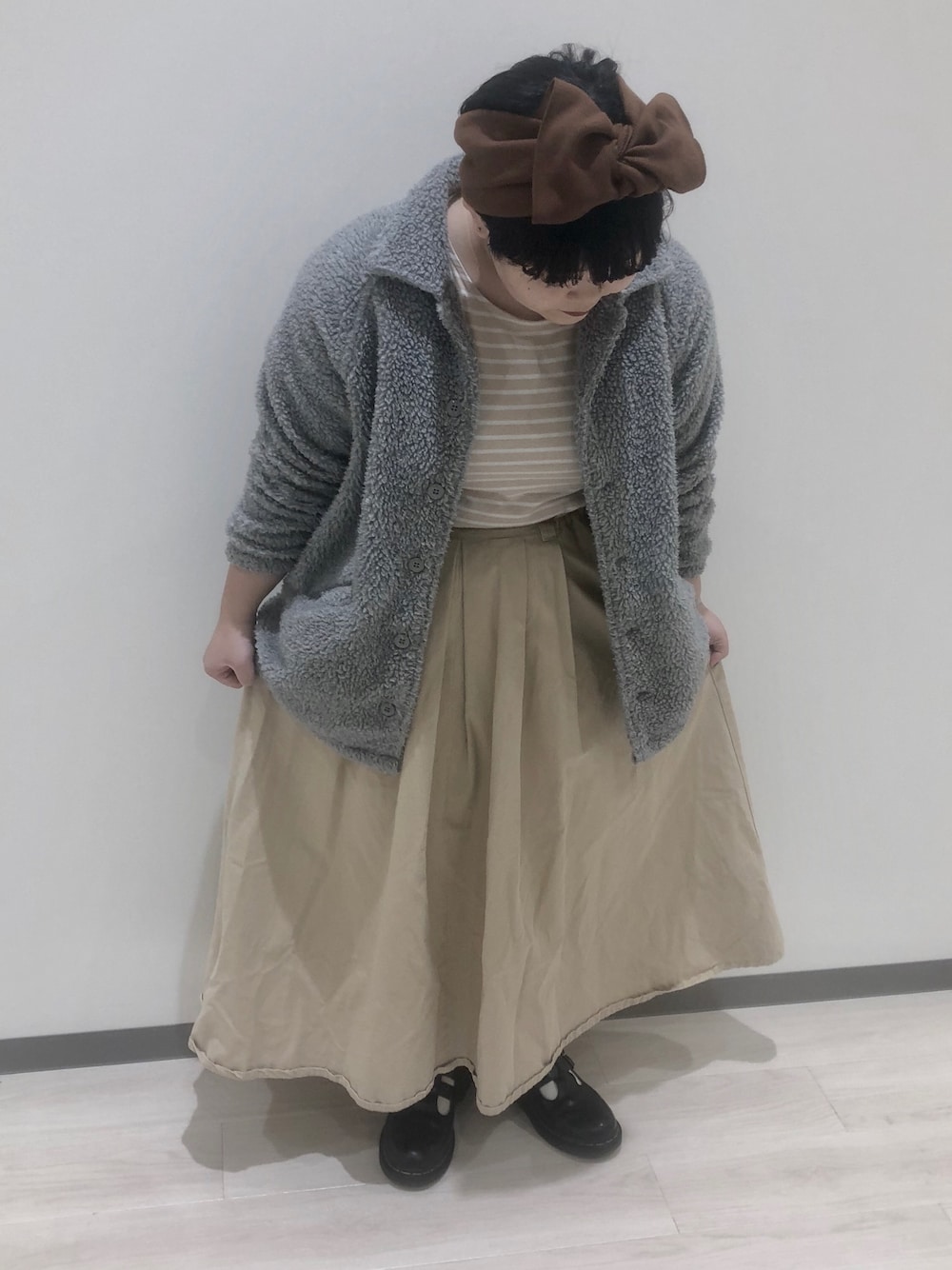 「シンプル、ヘアバンド、ベージュ、BEAMS、ドクターマーチン、Kastane、BEAMS BOY、春コーデ、ぽっちゃり、14+」｜「BEAMS BOYのHealthknit / ボア コーチジャケット 17（ブルゾン、グレー系）」を使った、14+ イオンモール座間店 スタッフさん（レディース・152cm）の冬コーディネートの1枚目の写真