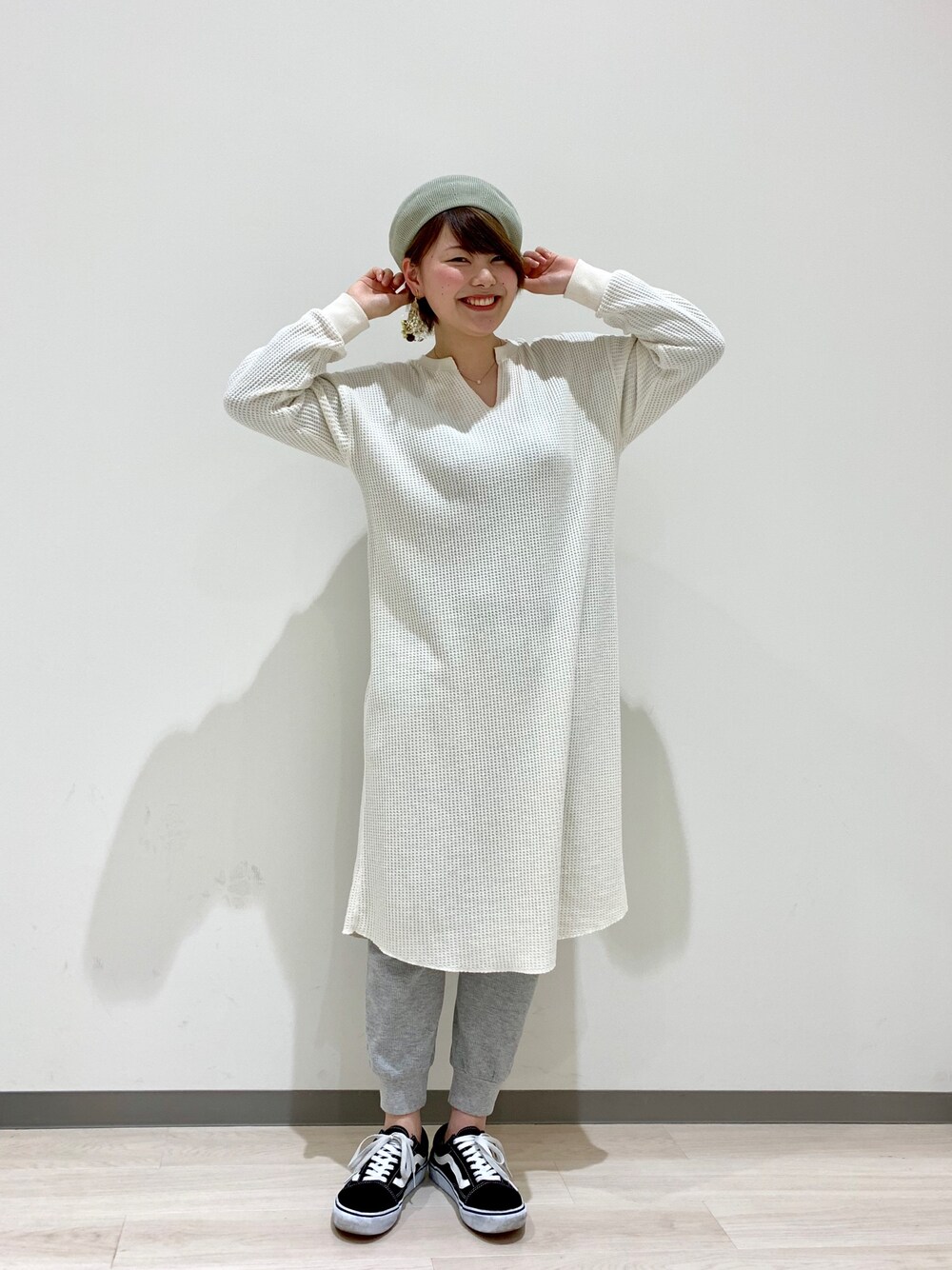 「シンプルコーデ、ゆるコーデ、お洒落さんとつながりたい、プチプラ、スウェット、スニーカー、ベレー帽、帽子、14+、イチヨンプラス」｜「14+のシルケット糸ベレー 14+オリジナル ber レディース 帽子 BIG（ハンチング/ベレー帽、ベージュ系）」を使った、14+ イオンモール座間店 スタッフさん（レディース・163cm）の冬コーディネートの1枚目の写真